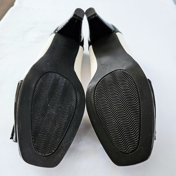 EUC Comfortview Classic B&W Vintage Oxford-style Peep Toe Pumps w/ Bow 9.5 Wide - Picture 15 of 15